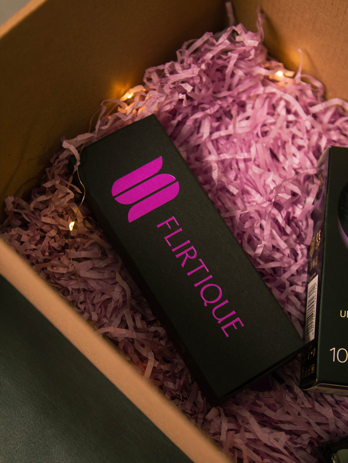 Набір Sweet & Safe Set - шоколад для пар Flirtique, презервативи SKYN Original (10 шт), лубрикант, рідкий вібратор - в подарунок