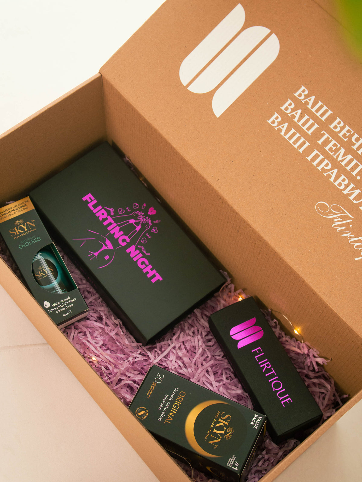 Набір Flirtique Night Ritual Set - шоколад з афродизіаком та гра для пар, лубрикант, презервативи SKYN Original (20 шт) - у подарунок