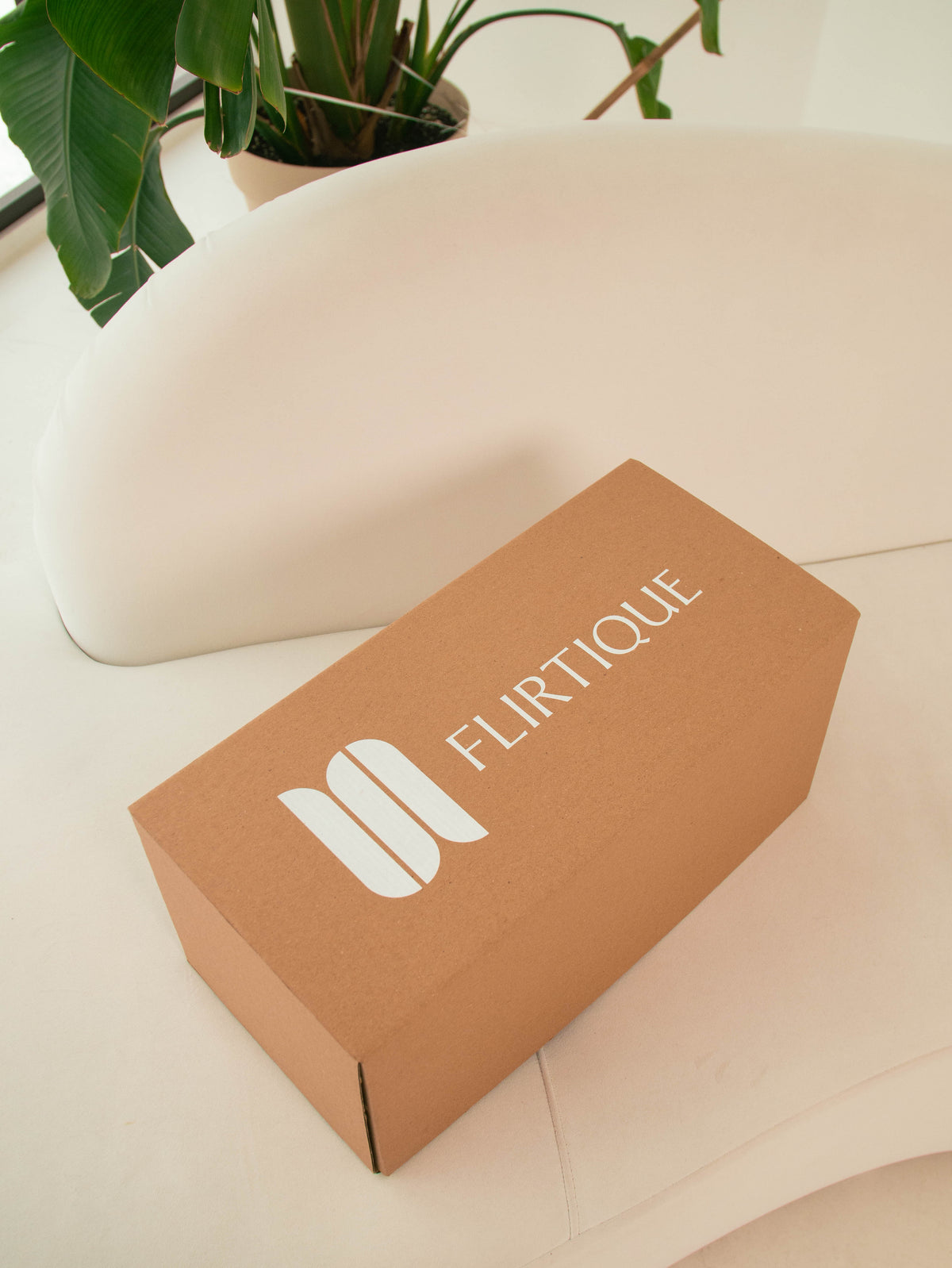 Набір Sweet & Safe Set - шоколад для пар Flirtique, презервативи SKYN Original (10 шт), лубрикант, рідкий вібратор - в подарунок